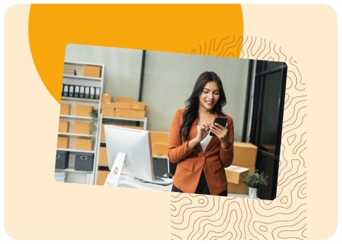 Femme utilisant son smartphone dans un bureau pour gérer des démarches liées aux aides sociales