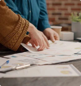 Personnes en train d’organiser des documents administratifs