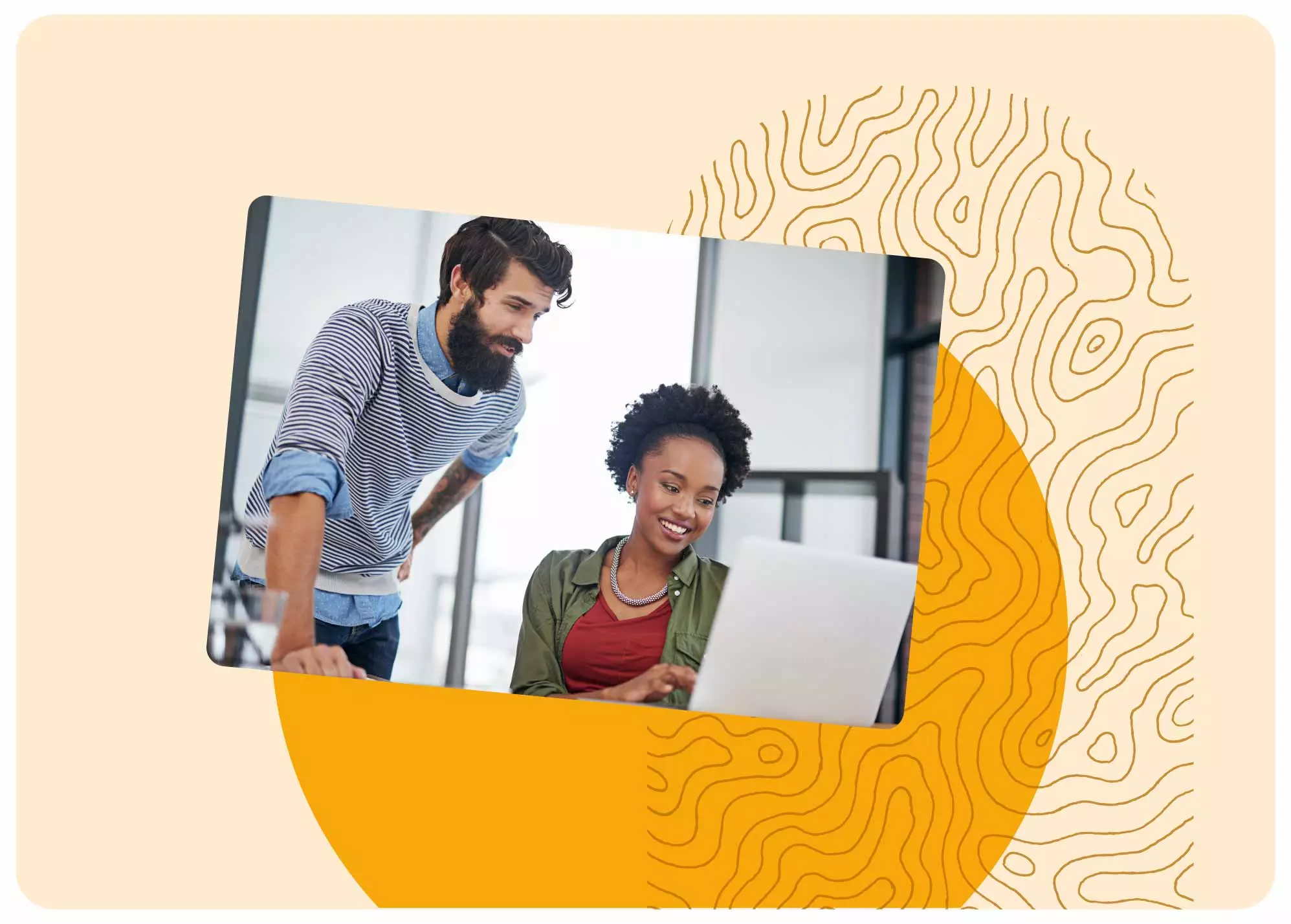 Un homme et une femme collaborant sur un ordinateur dans un espace de coworking, illustrant la simplification des démarches administratives pour les expatriés.